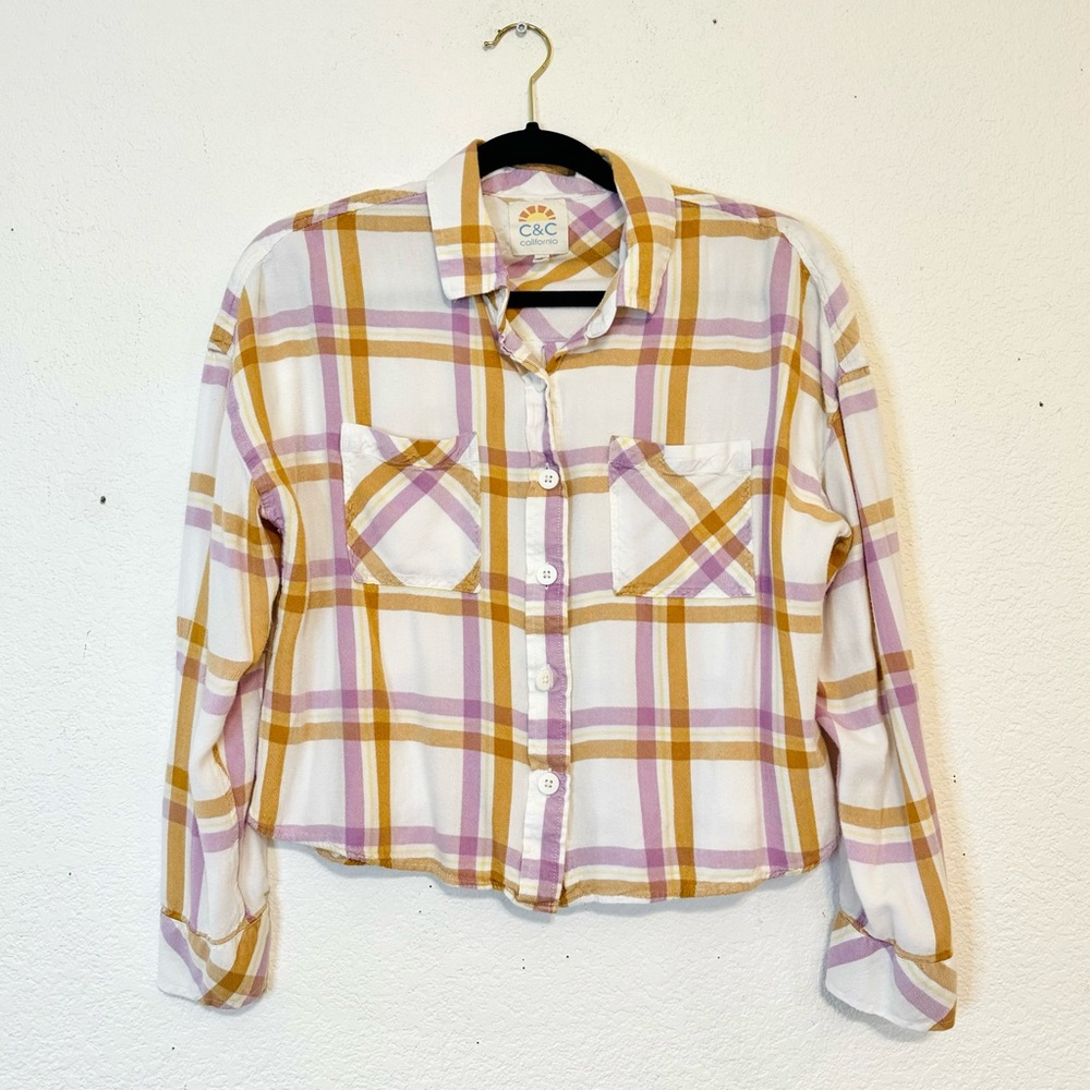 5 for $25 ⭐️ C&C Semi Cropped Button Down